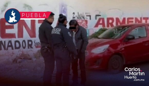 Borracho y descalzo, hallan a hombre empujando su coche en la 11 Sur