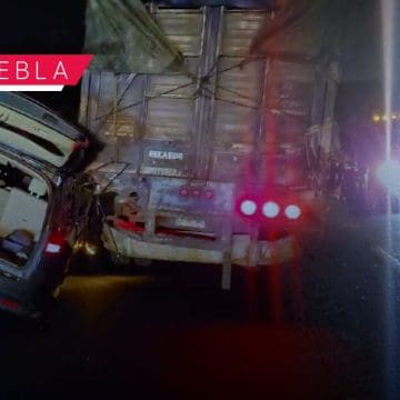 Camioneta protagoniza fuerte accidente en la Vía Atlixcáyotl