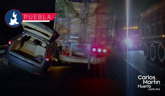 Camioneta protagoniza fuerte accidente en la Vía Atlixcáyotl