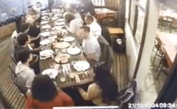 Sujetos armados asaltan a comensales de restaurante en La Paz