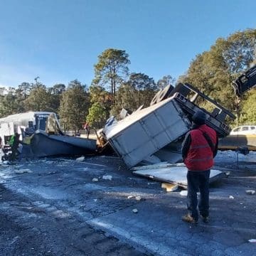 Volcadura de tráiler que transportaba leche provocó cierre de la México-Puebla