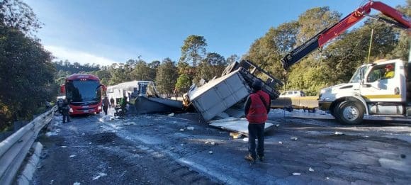 Volcadura de tráiler que transportaba leche provocó cierre de la México-Puebla