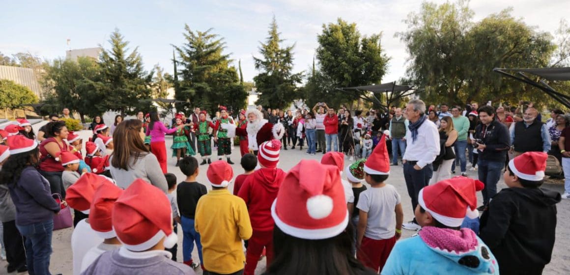Conviven niñas y niños del SMDIF con Santa Claus y sus duendes