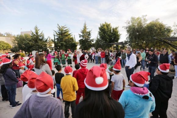 Conviven niñas y niños del SMDIF con Santa Claus y sus duendes