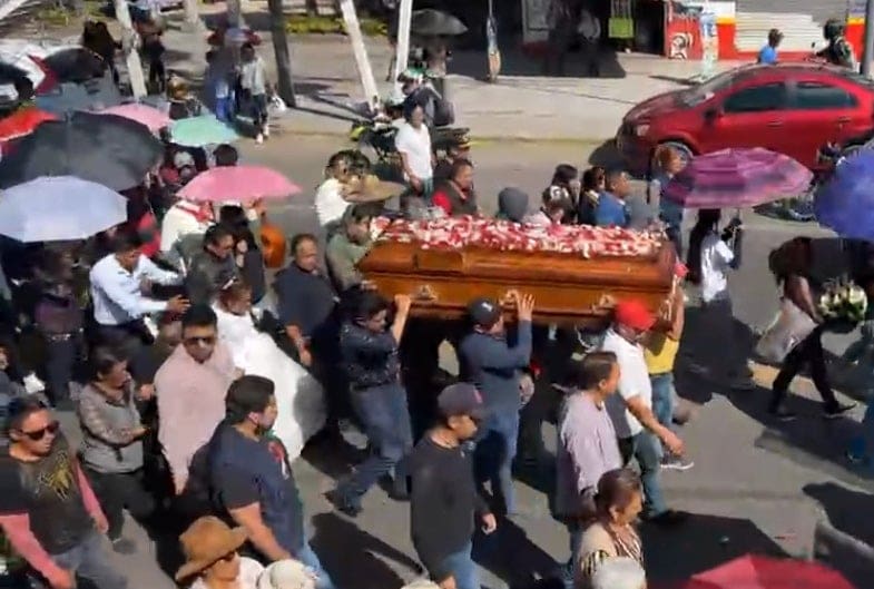 llega a funeral vearida de novia