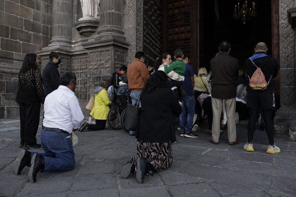 Abren la “Puerta del Perdón” en la catedral de Puebla