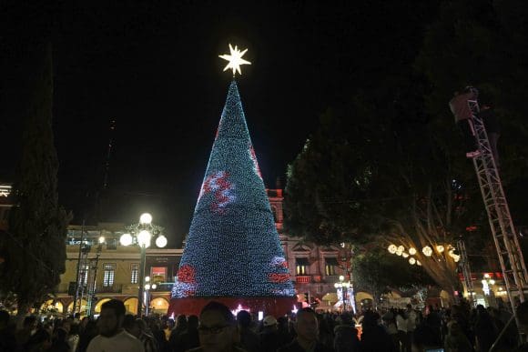 El zócalo de la ciudad de Puebla se ilumina con el encendido del Árbol de Navidad