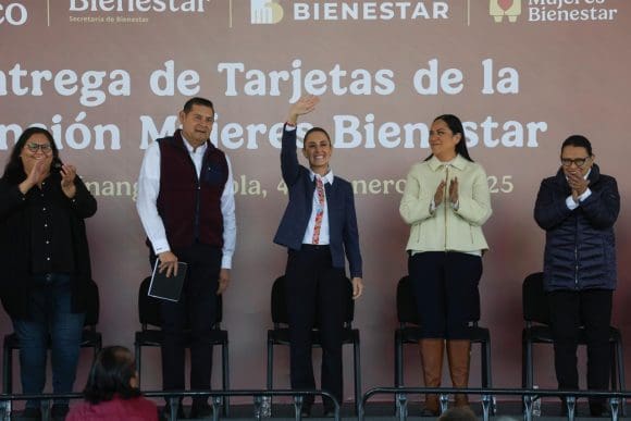 Sheinbaum entrega tarjetas de la Pensión Mujeres Bienestar en Huauchinango