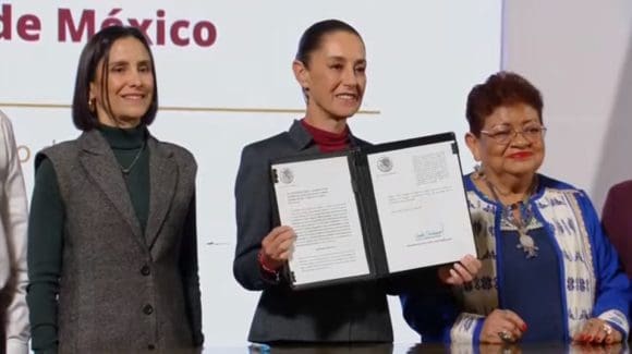 Sheinbaum firma leyes secundarias para fortalecer Pemex y CFE