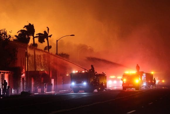 Suman 16 personas fallecidas por incendios en Los Ángeles