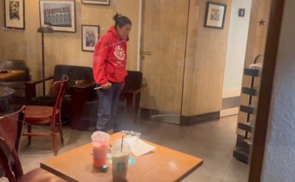 Mujer amenaza a trabajadores de Starbucks en la Condesa de CDMX