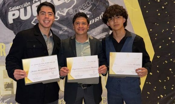 Integrantes de las Águilas UPAEP galardonados en la Gala de la Asociación Poblana de Natación