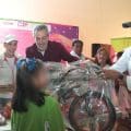 Regalan sonrisas Pepe Chedraui y MariElise Budib a niñas y niños de La Margarita