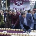 Presiden Alejandro Armenta y Pepe Chedraui la partida de Rosca Monumental en el Zócalo de Puebla