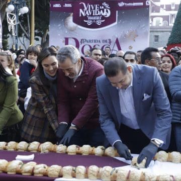 Presiden Alejandro Armenta y Pepe Chedraui la partida de Rosca Monumental en el Zócalo de Puebla