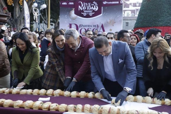 Presiden Alejandro Armenta y Pepe Chedraui la partida de Rosca Monumental en el Zócalo de Puebla