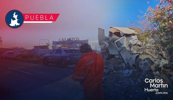 Tráiler se estrella contra restaurante en Vía Atlixcáyotl; conductor se habría dormido