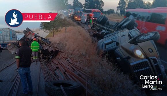 Tráiler se voltea en la autopista Amozoc-Perote y provoca caos vial
