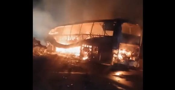 Autobús queda calcinado tras choque en Campeche; estiman 30 muertos