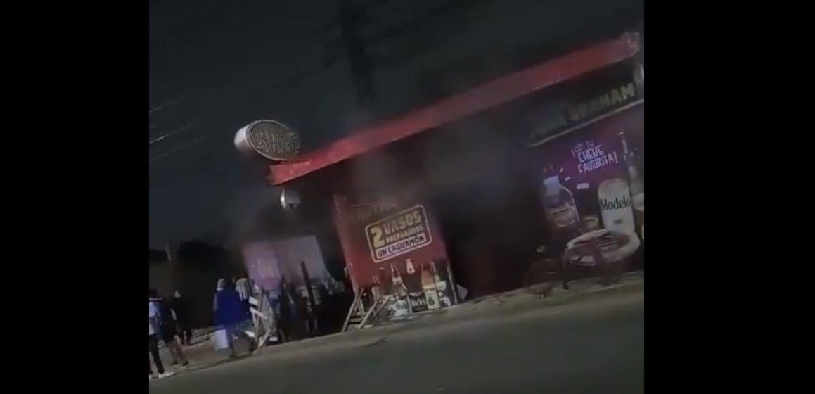 Atacan y queman ‘chelería’ en Villahermosa; hay cuatro muertos