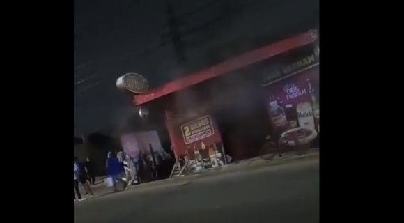 Atacan y queman ‘chelería’ en Villahermosa; hay cuatro muertos