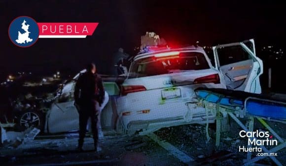 Joven intenta rebasar por la derecha y queda prensado tras chocar en la autopista Vía Atlixcáyotl