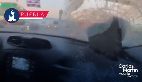 Lanzan piedra a vehículo en la autopista México-Puebla; se incrustó en el parabrisas