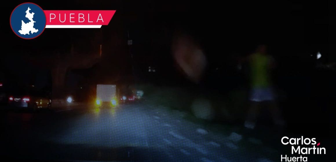 Lanzan piedras a vehículos en bulevar Hermanos Serdán; golpean a uno