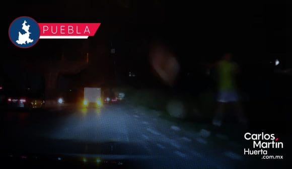 Lanzan piedras a vehículos en bulevar Hermanos Serdán; golpean a uno