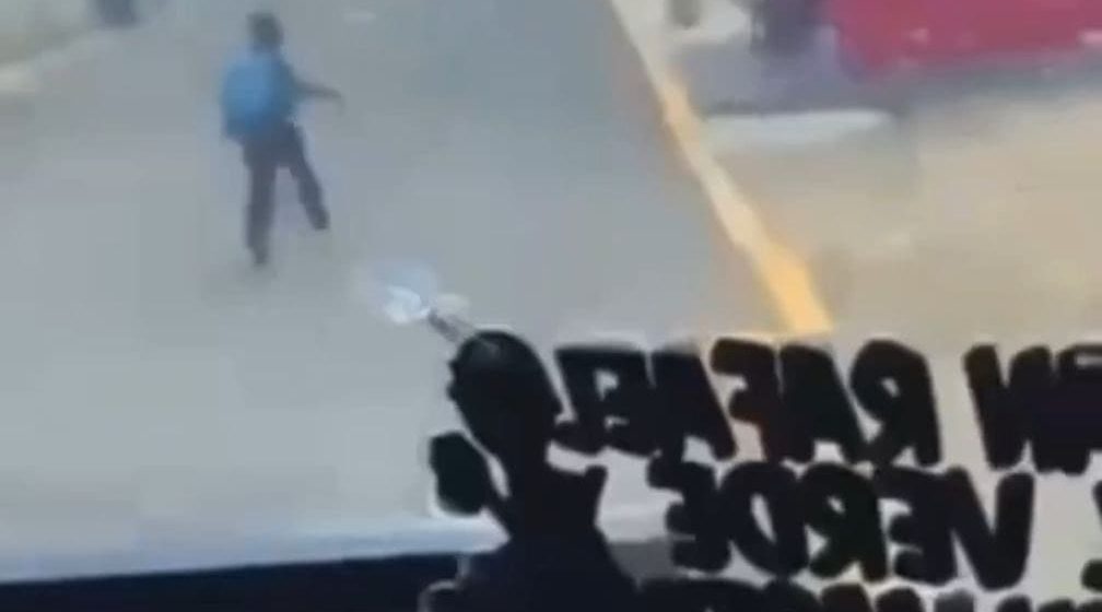 (VIDEO) Chofer y acompañantes hostigan a niño y lo suben a la fuerza a combi en Tlahuapan