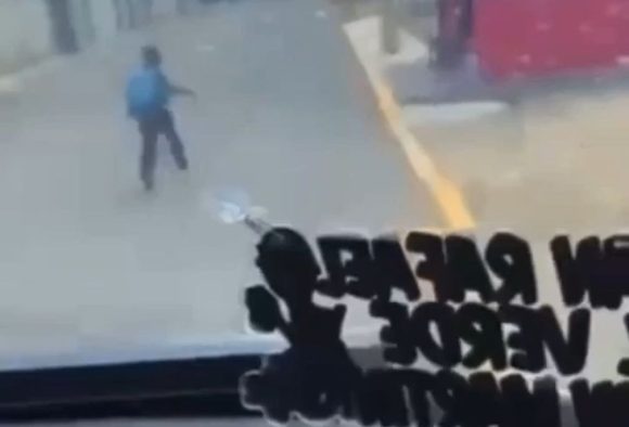 (VIDEO) Chofer y acompañantes hostigan a niño y lo suben a la fuerza a combi en Tlahuapan