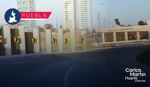 Roban pasto sintético del distribuidor vial de la Vía Atlixcáyotl; así luce ahora