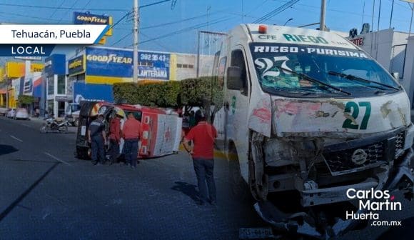 Ruta 27 choca contra ambulancia y la voltea en Tehuacán; no le dio el paso