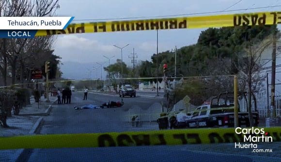 Tráiler se pasa el alto y embiste motocicleta con madre e hijo en Tehuacán; la mujer murió