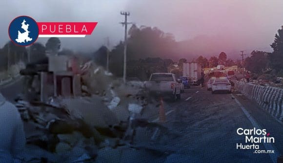 Portada Tráiler se voltea y provoca caos vial en la autopista Puebla-Orizaba CMH Tráiler se voltea y provoca caos vial en la autopista Puebla-Orizaba