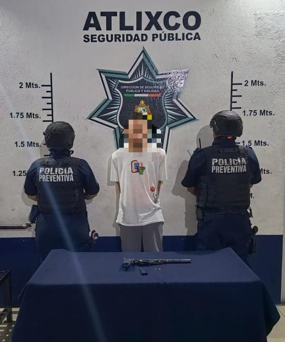 Policía Municipal de Atlixco y conductores de aplicación detienen a presunto ladrón de autos