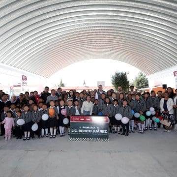 Pepe Chedraui inaugura techado escolar en la primaria de San Francisco Totimehuacán