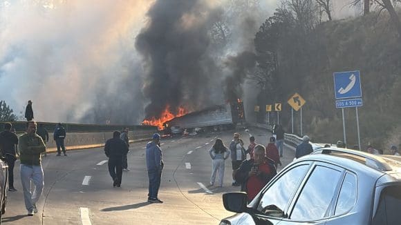 Choque e incendio en la autopista México – Puebla; deja varias personas muertas; provoca cierre total