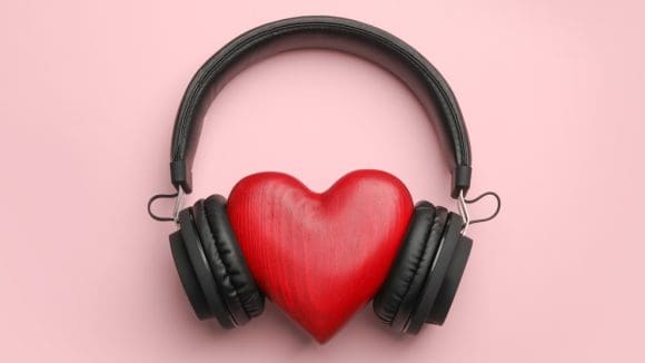 Billboard elige las 50 canciones de amor en español: desde clásicos hasta reguetón