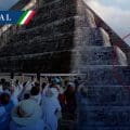 Turista alemán sube al Castillo de Chichén Itzá durante el equinoccio