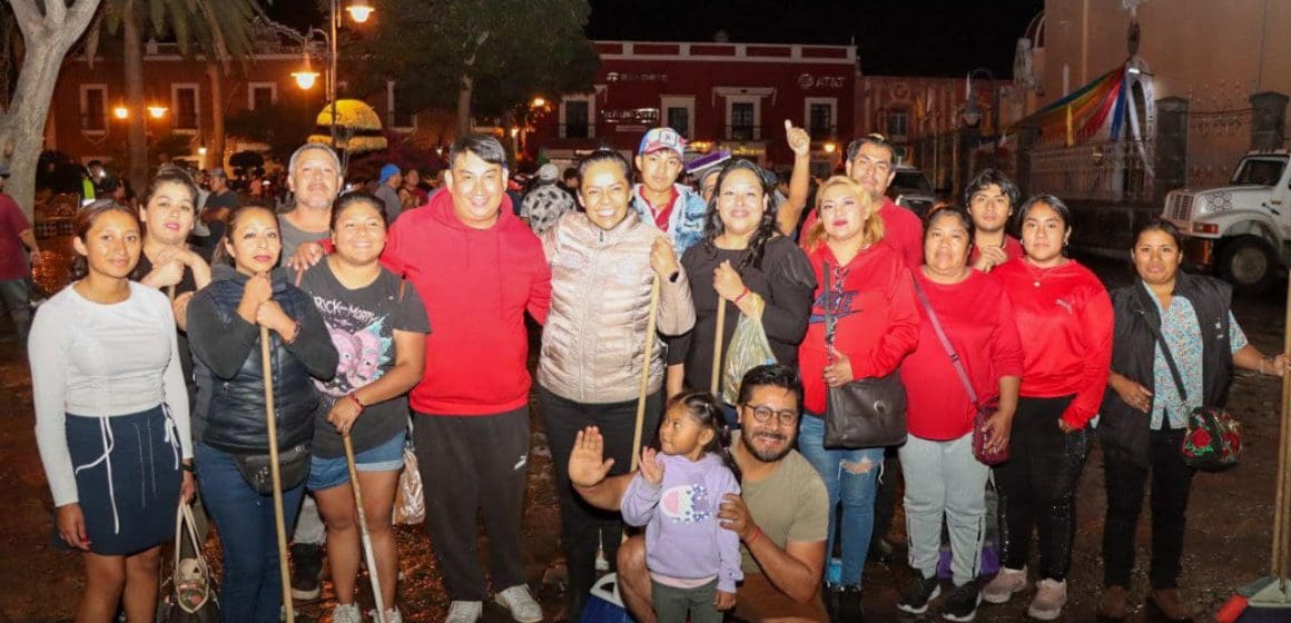 Ariadna Ayala, comerciantes y vecinos, se unen para lavar el Zócalo de Atlixco