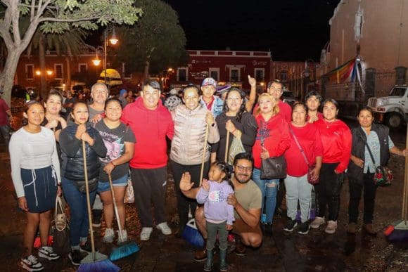 Ariadna Ayala, comerciantes y vecinos, se unen para lavar el Zócalo de Atlixco