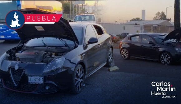 Borracho choca en la federal Atlixco y abandona a sus amigos ebrios en su Alfa Romeo