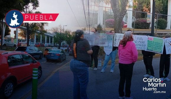 Estudiantes del BINE bloquean lateral del bulevar Hermanos Serdán; acusan malos tratos de directora