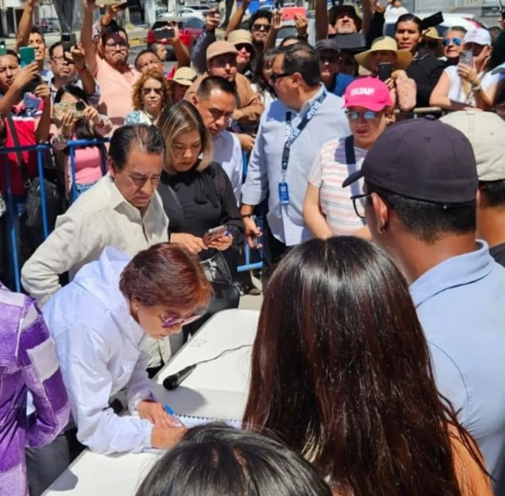 Lilia Cedillo recibe pliego petitorio en Ciudad universitaria BUAP