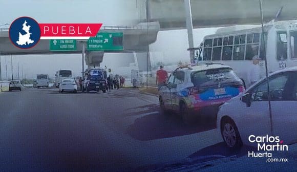 Ruta 21 protagoniza fuerte accidente en Calzada Alfredo Toxqui; hay 8 heridos