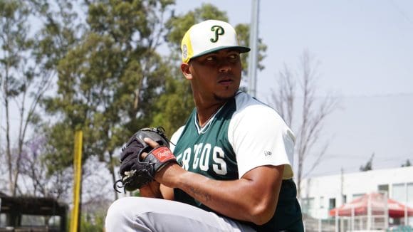 El lanzador Luis Reyes trabaja sesión de bullpen con los Pericos de Puebla