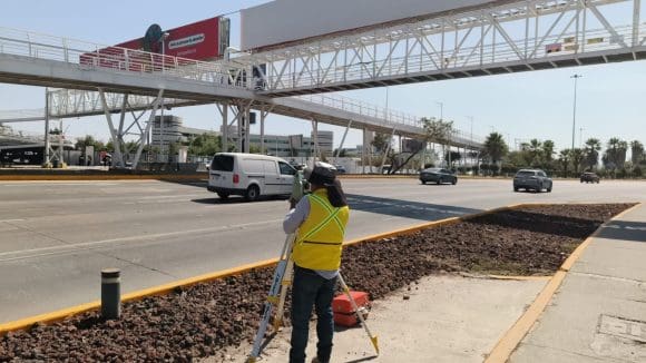 Inician trabajos en Vía Atlixcáyotl y Cúmulo de Virgo para paso peatonal a nivel de piso