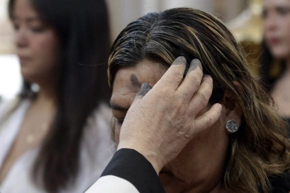 Fieles poblanos inician la Cuaresma con la imposición de ceniza