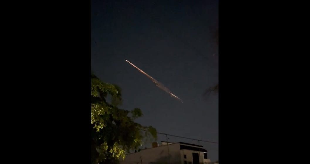 Captan objeto misterioso surca el cielo en Jalisco y Colima